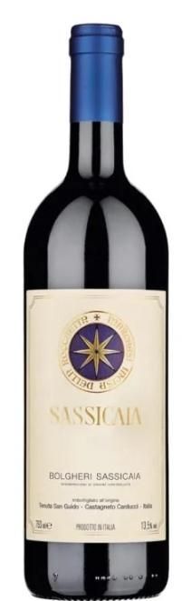Bottiglia di vino Sassicaia con tappo blu ed etichetta color crema con l'emblema di una stella.