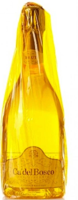 Una bottiglia di vino Ca' del Bosco avvolta in un cellophane giallo dorato.