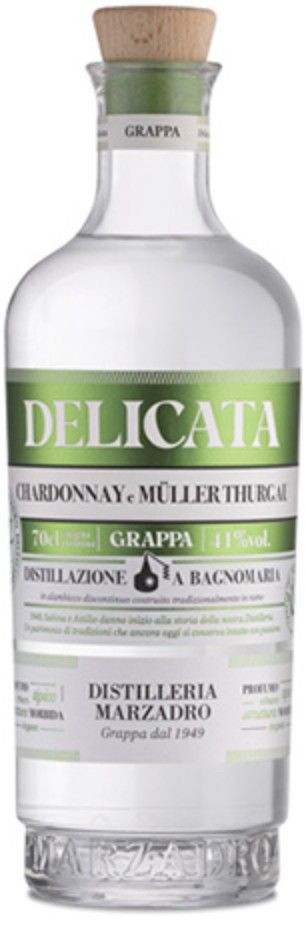 Bottiglia di grappa Delicata con etichetta verde e tappo in sughero.
