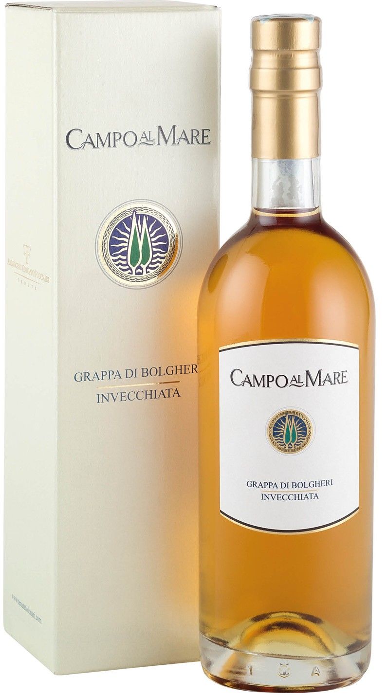 Bottiglia di grappa Campo al Mare con tappo dorato, scatola a sinistra, liquido ambrato all'interno.