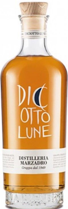 Bottiglia di grappa Dic Otto Lune con tappo in legno, su etichetta bianca.