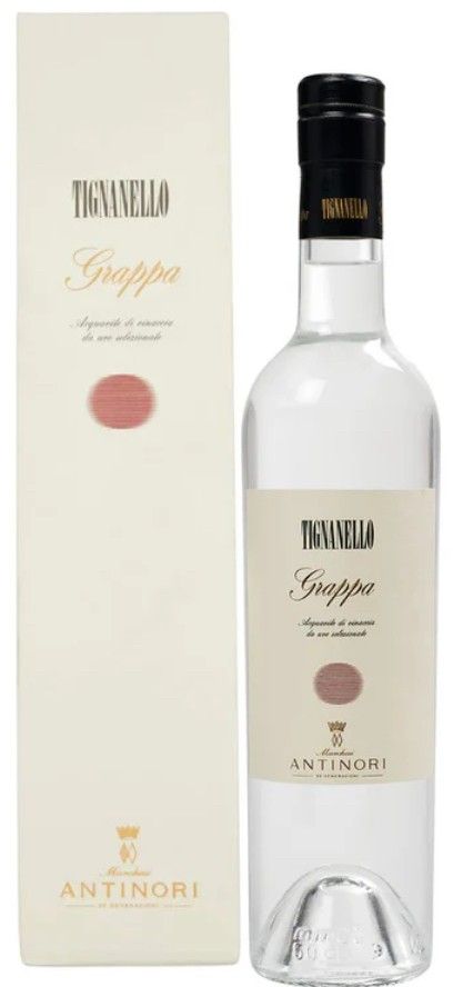 Bottiglia di Grappa Tignanello con la sua scatola. La bottiglia è trasparente, la scatola è bianco sporco.