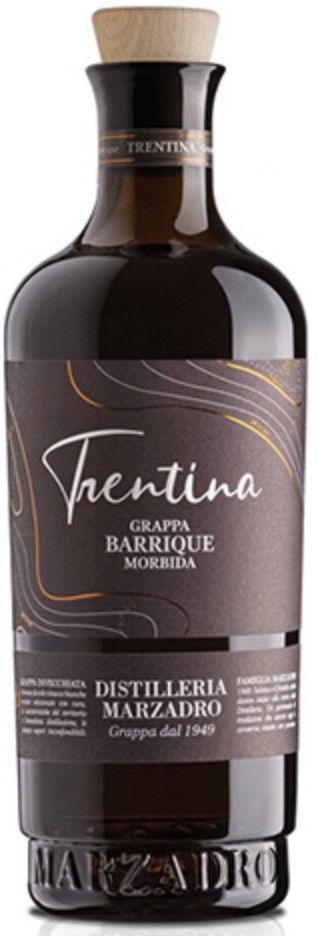 Bottiglia di Grappa Trentina Barrique della Distilleria Marzadro. Bottiglia marrone con tappo in sughero.