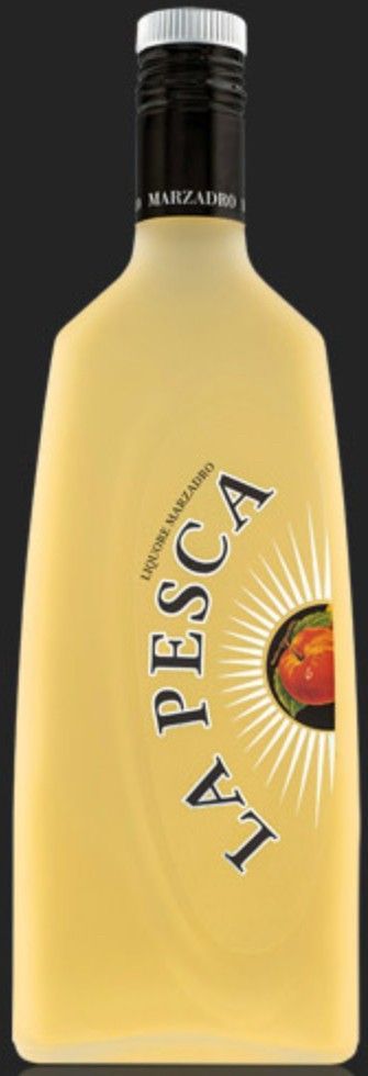 Bottiglia di liquore La Pesca, con liquido giallo, tappo nero e grafica raffigurante una pesca.
