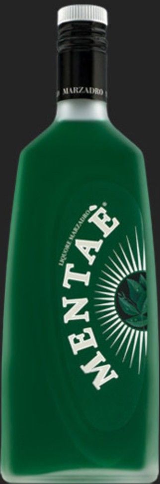 Bottiglia verde di liquore Mentae con etichetta bianca e tappo nero.