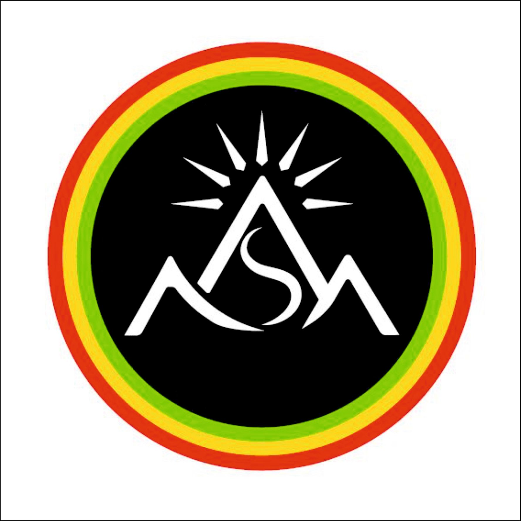Logo con la sagoma di una montagna, sopra la quale sorge il sole, in un cerchio nero con anelli rossi, gialli e verdi.