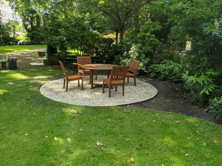 Soft landscaping example - gravel seating area in large garden