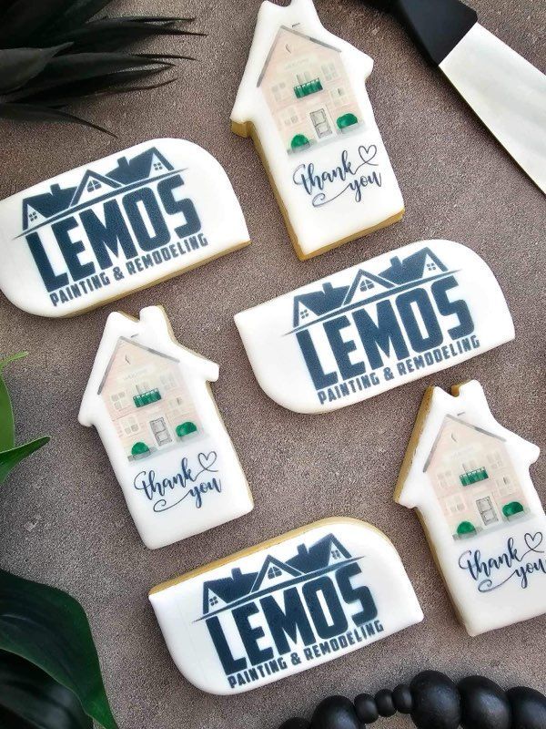 A bunch of cookies with the word lemos on them