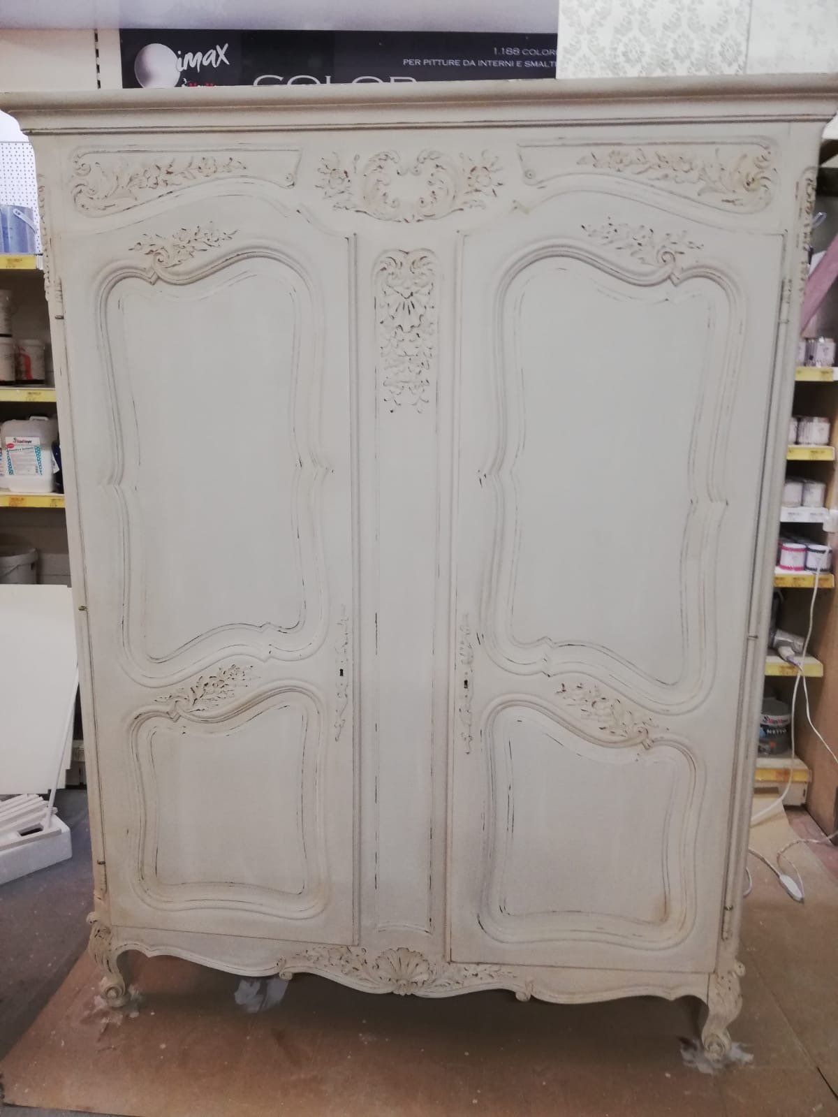 mobile con incisioni in legno dallo stile country chic