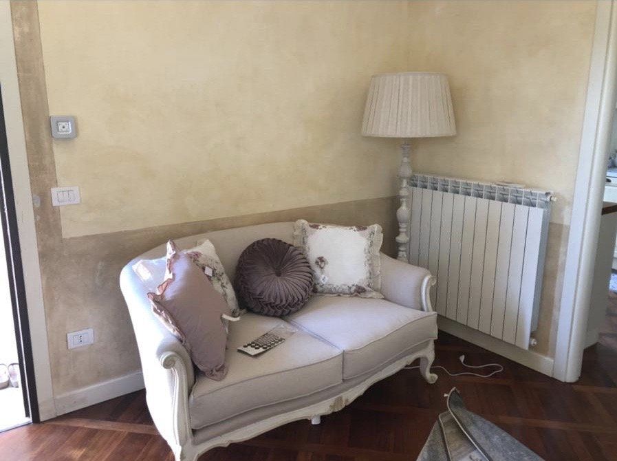 divano imbottito dallo stile classico