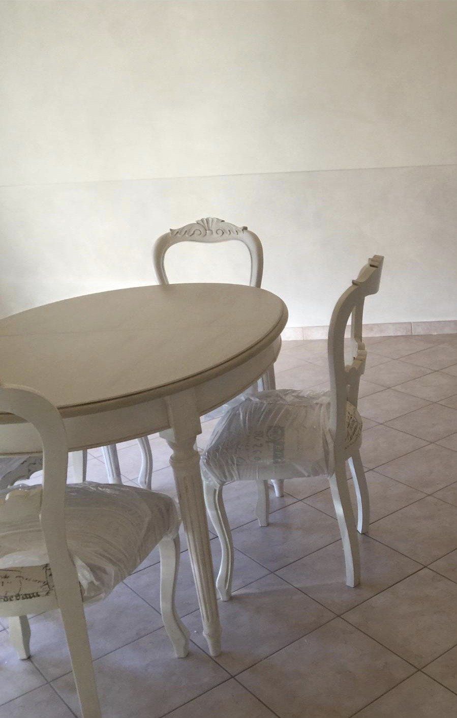 tavolo con sedie in legno dallo stile antico