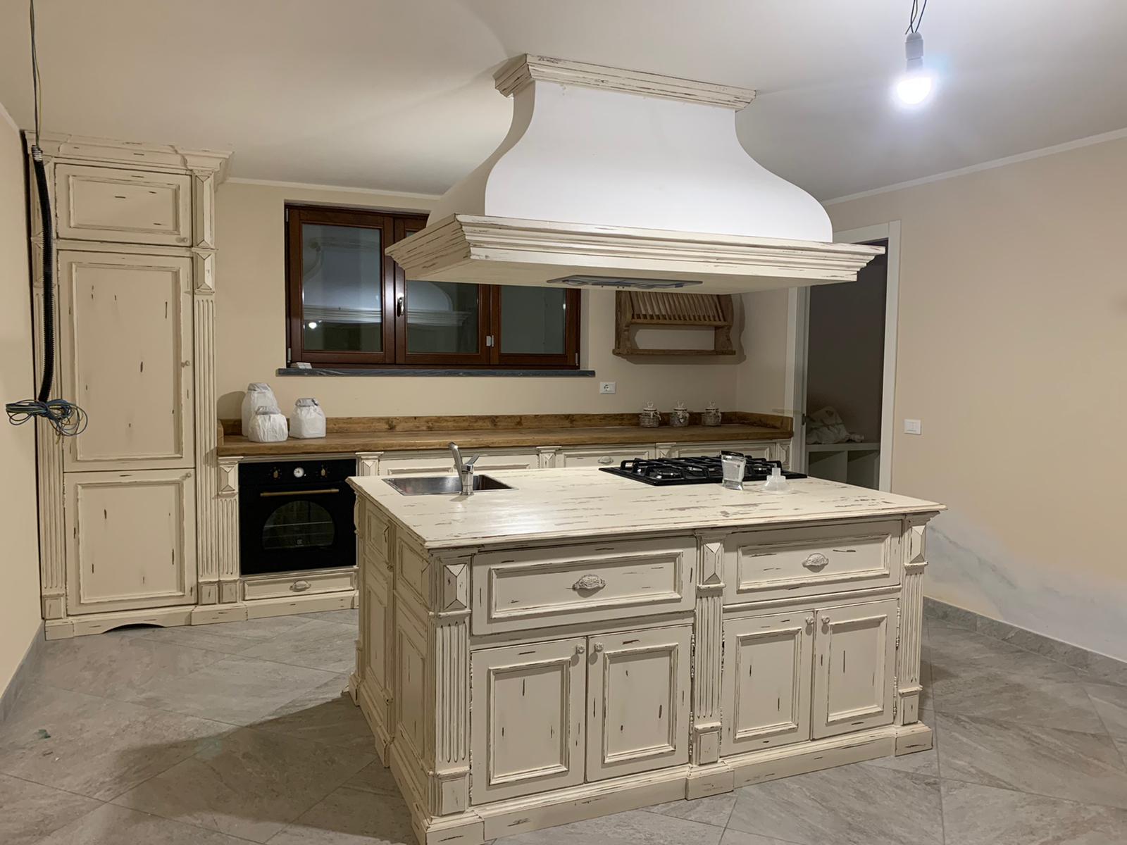 cucina con isola dallo stile classico