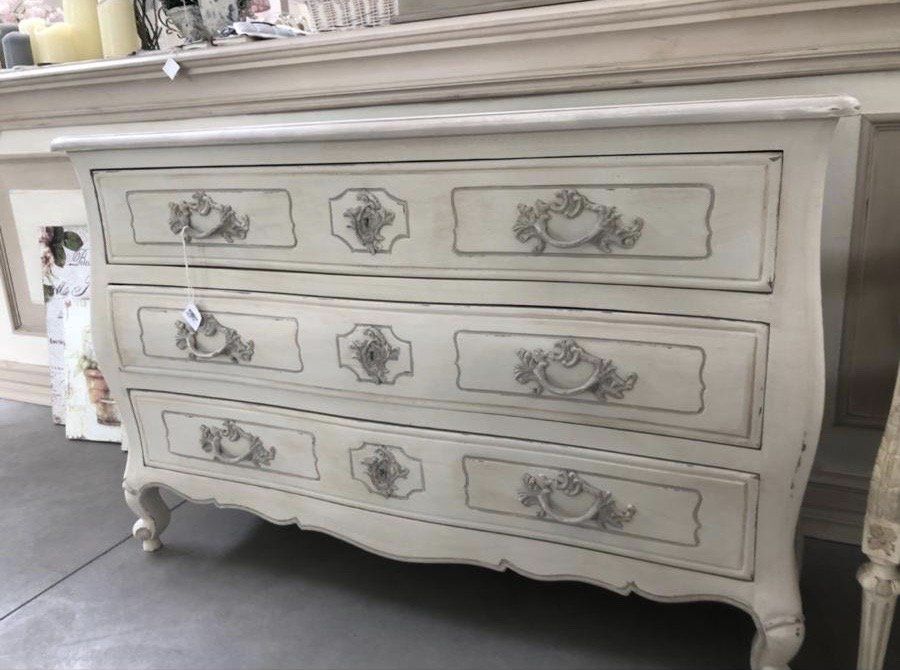 armadio con cassetti dallo stile vintage