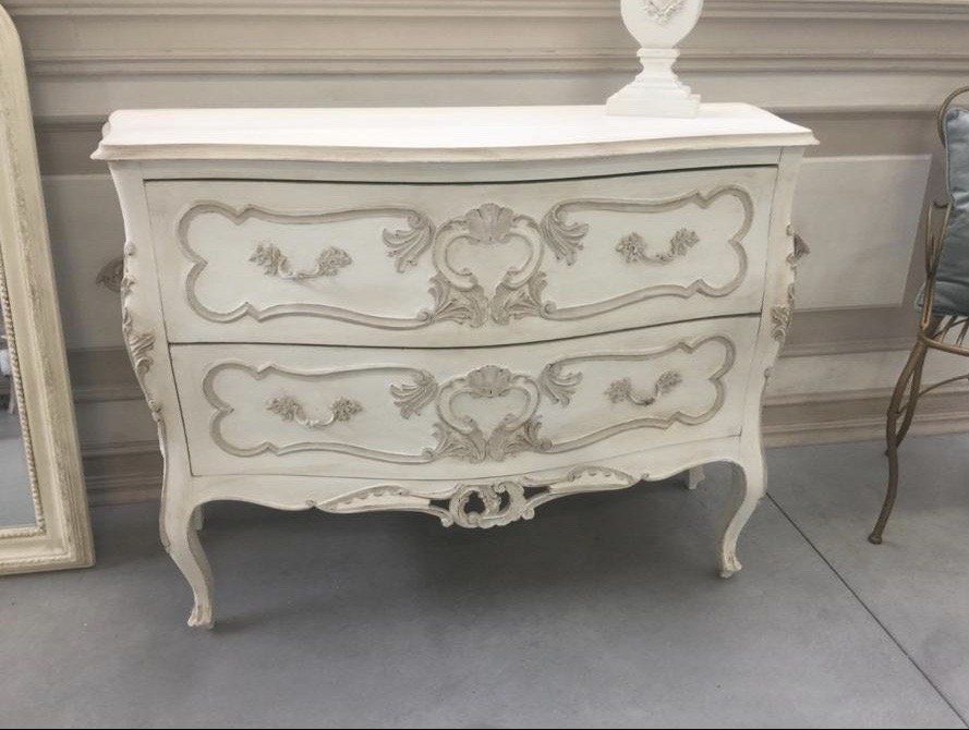 mobile con cassetti in stile country chic per camera da letto