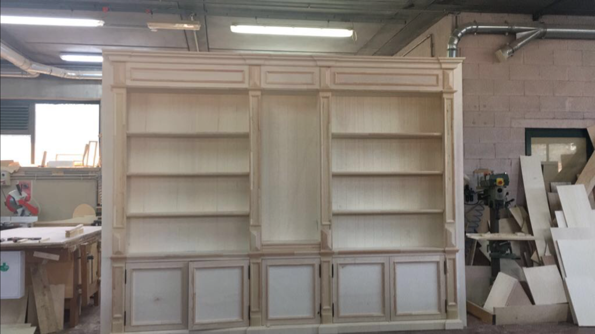 mobile da parete con mensole