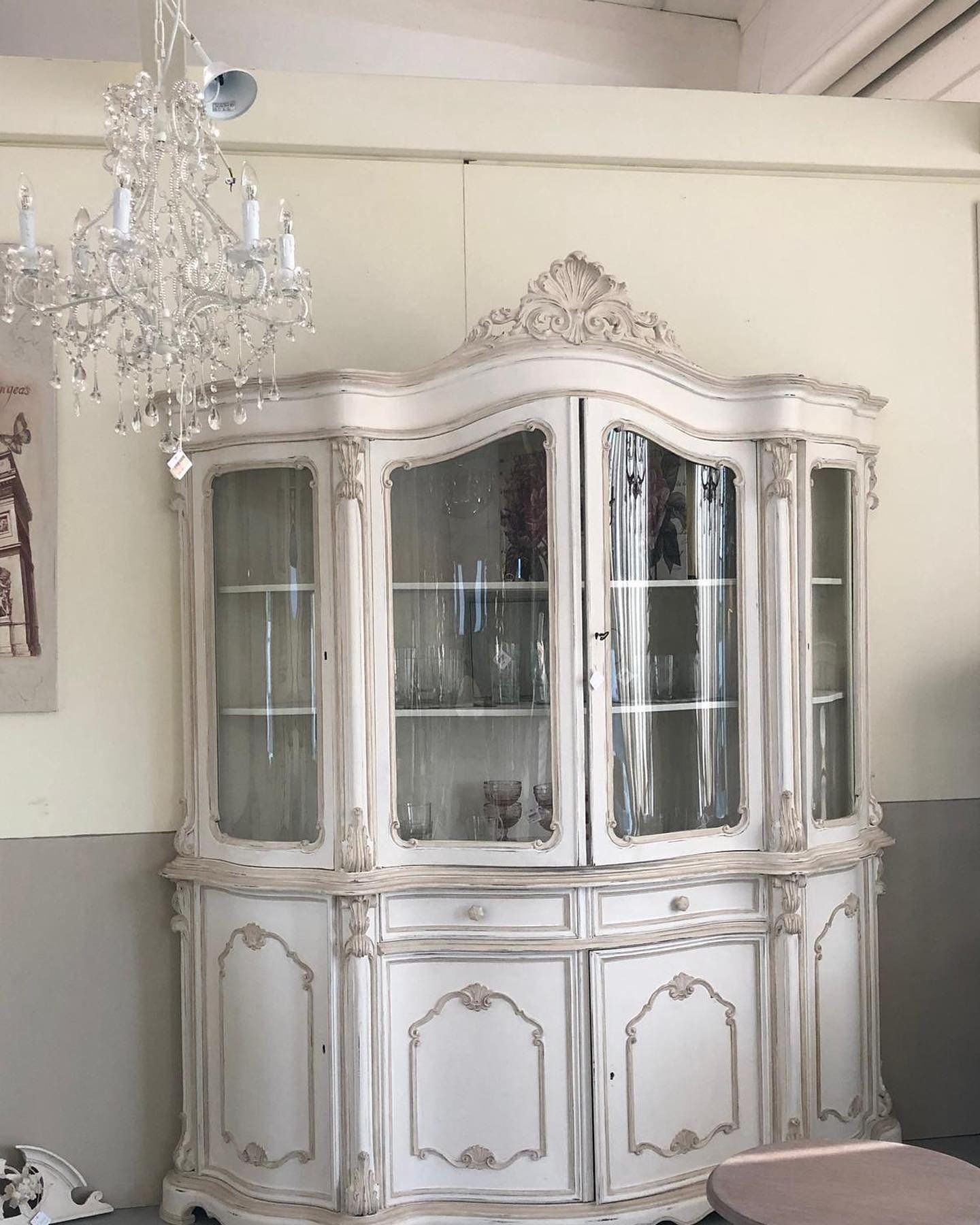 credenza per il soggiorno dallo stile ottocentesco