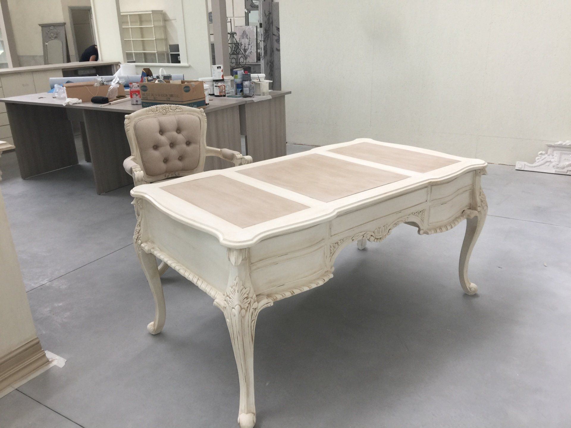 scrivania dallo stile ottocentesco