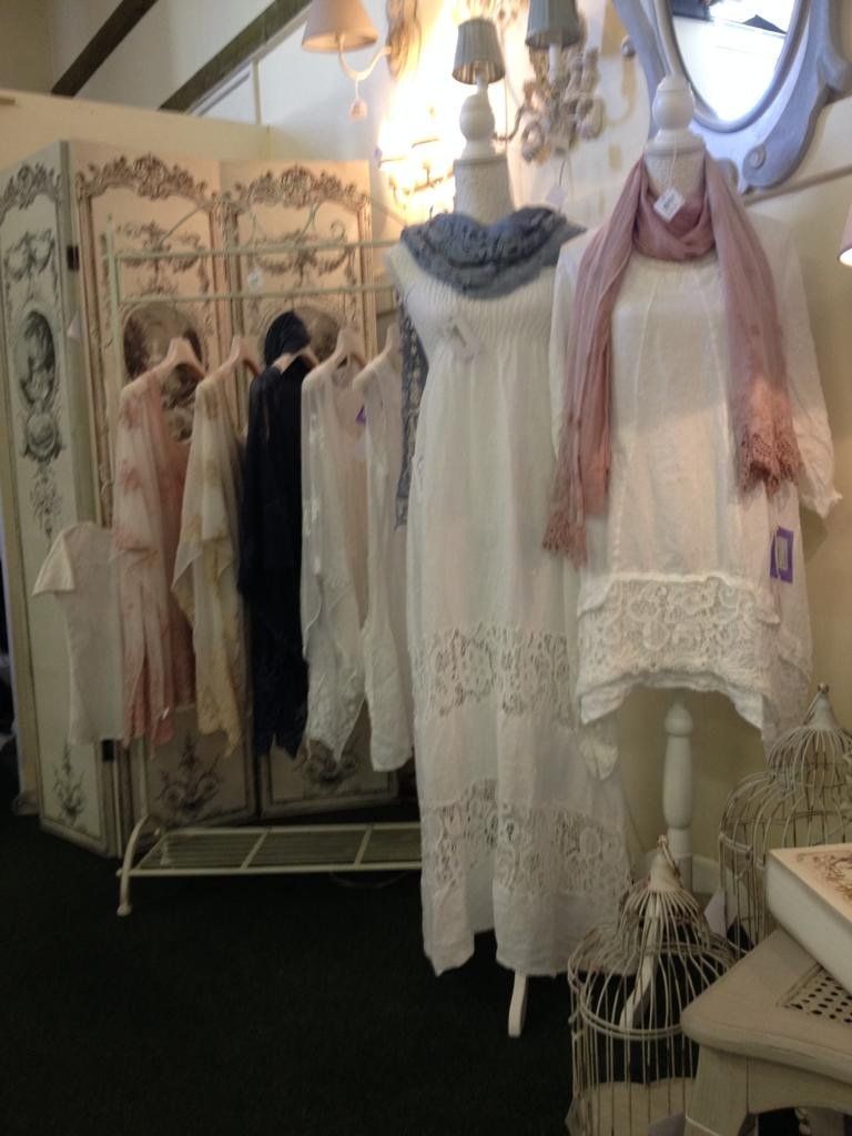 esposizione vestiti dallo stile retrò