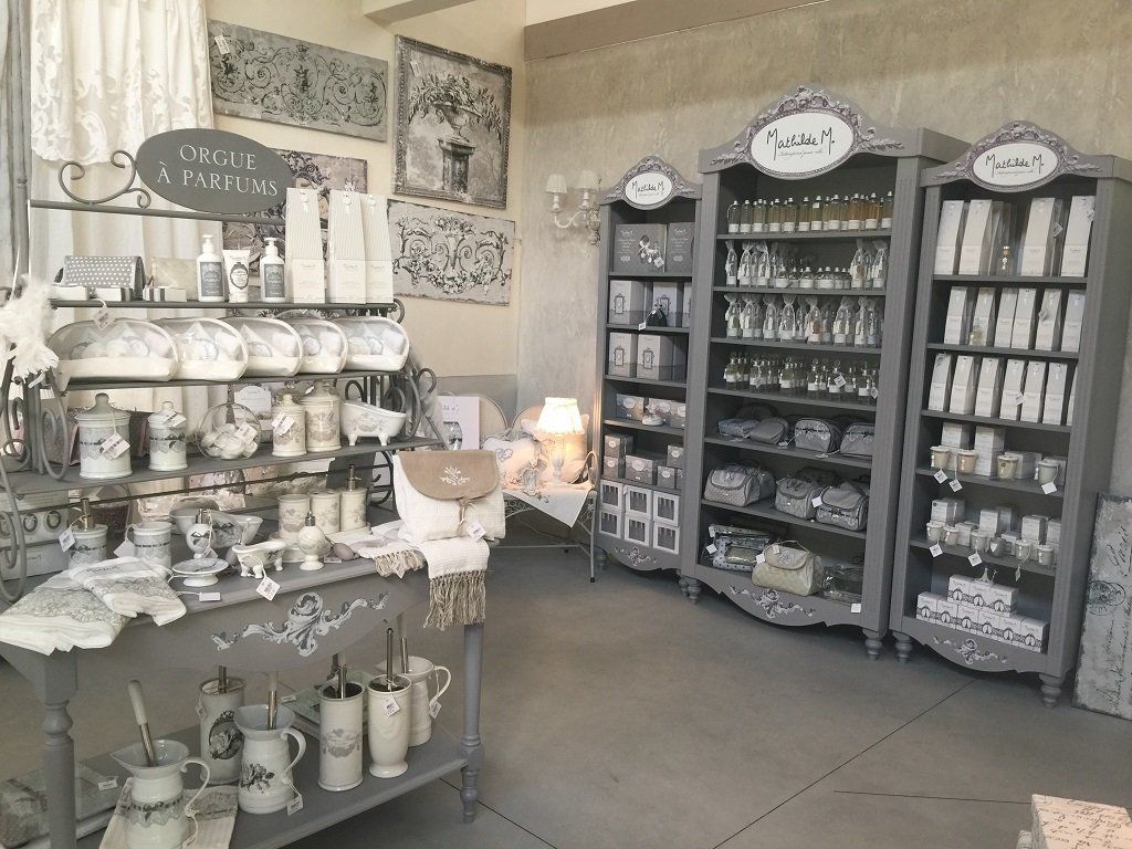 interni show-room con esposizione tessuti