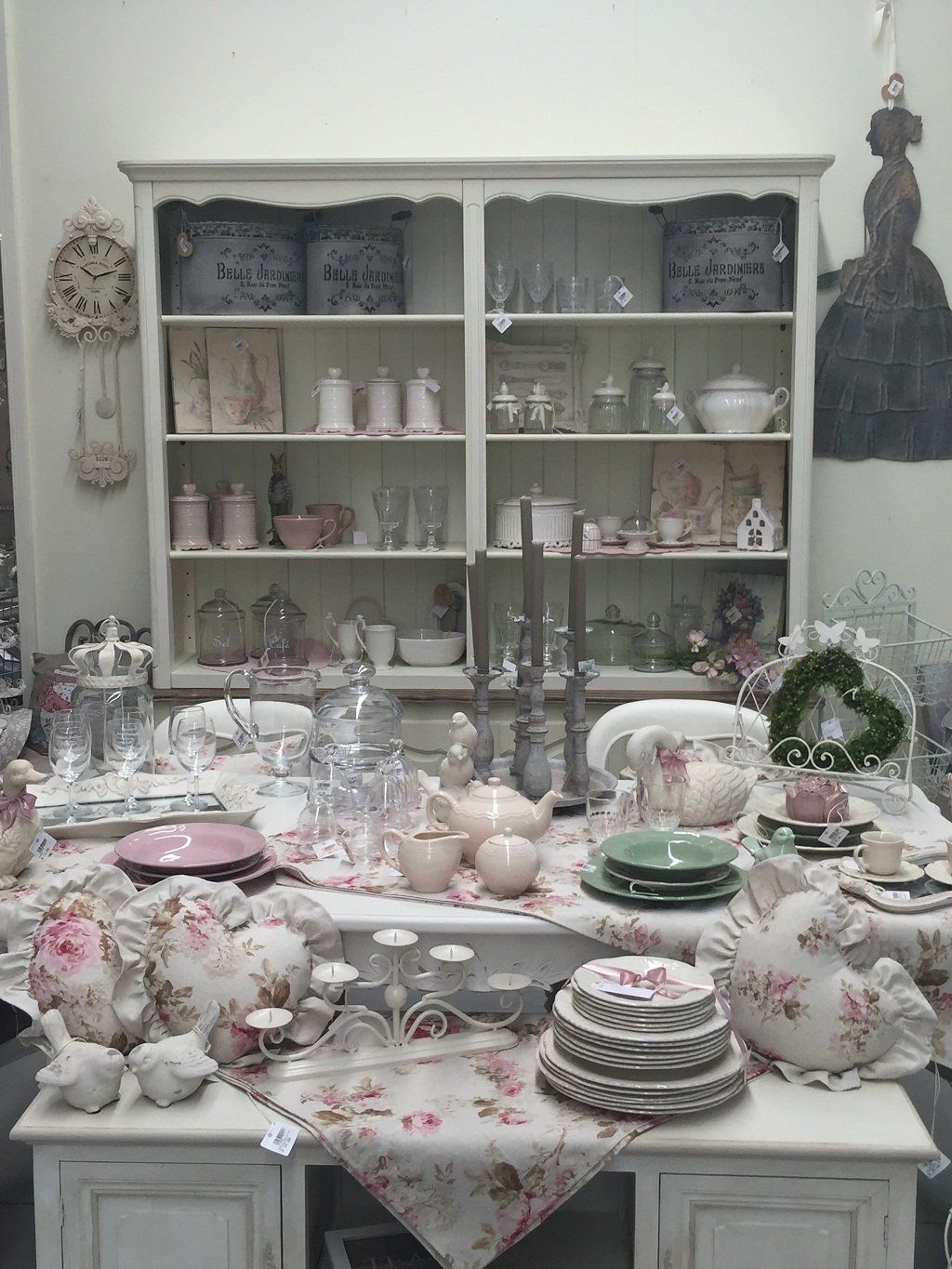 esposizione set di piatti e bicchieri