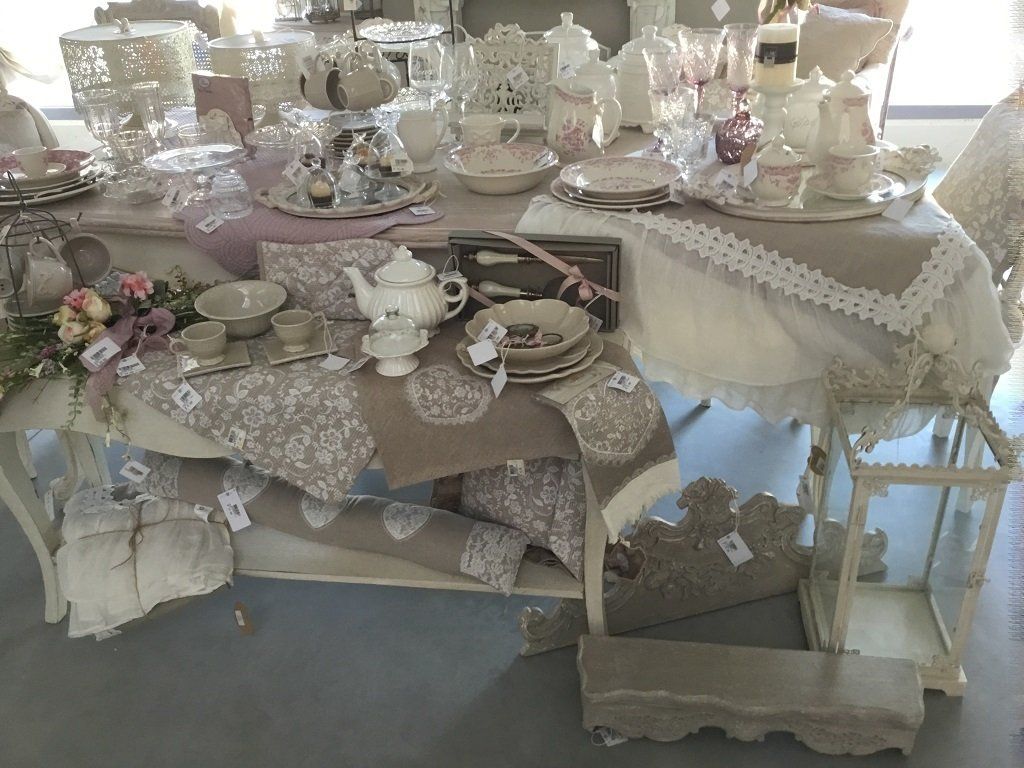 collezione di posateria e piatti