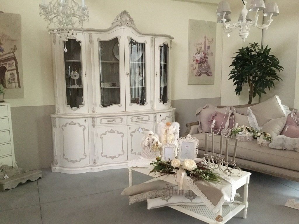 credenza in stile shabby romantico
