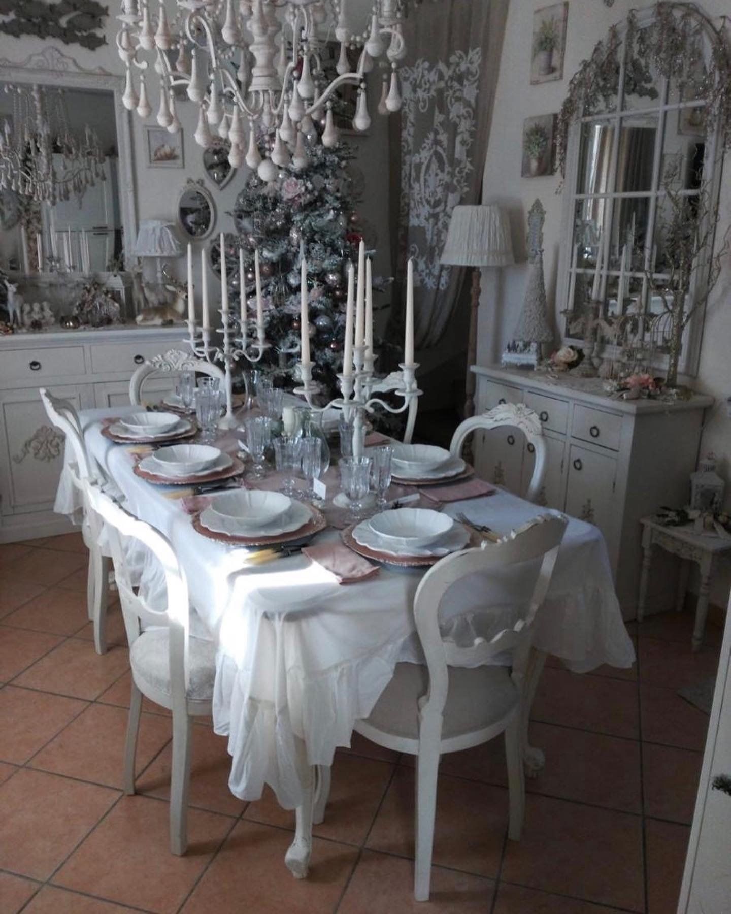 tavola imbandita con set di piatti e posate in vendita