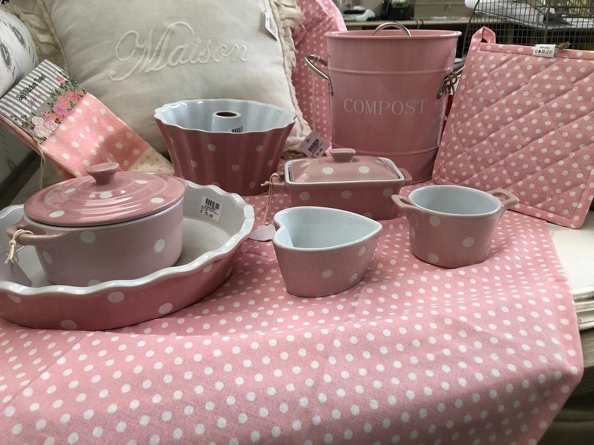 servizio di piatti e pirofile a forma di cuore