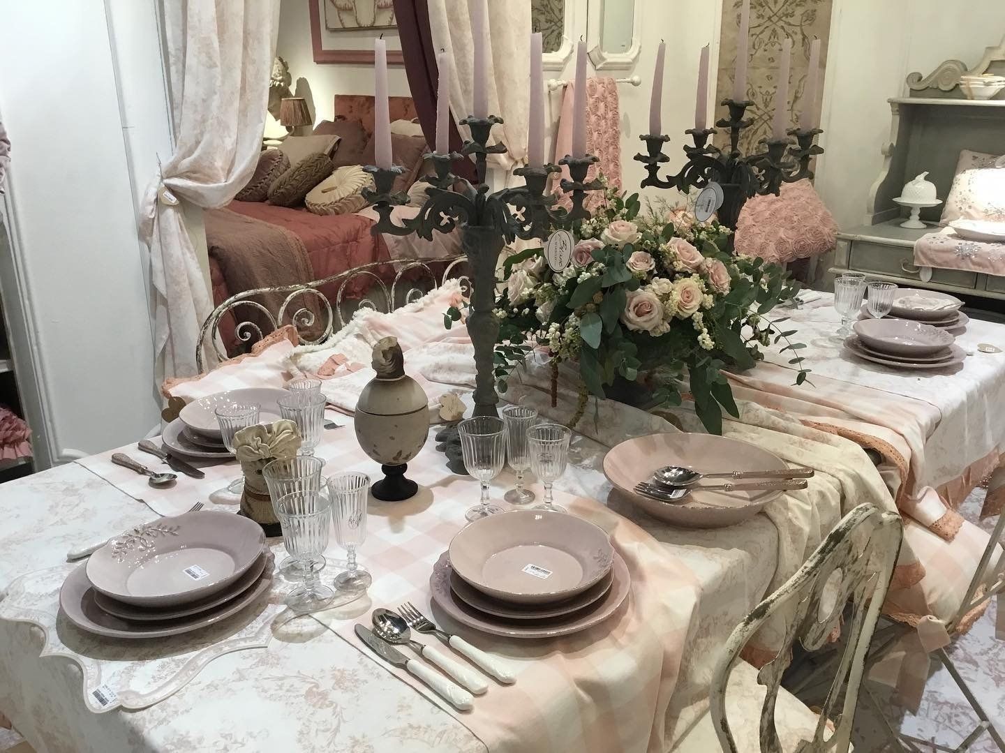 tavola imbandita con servizio retrò