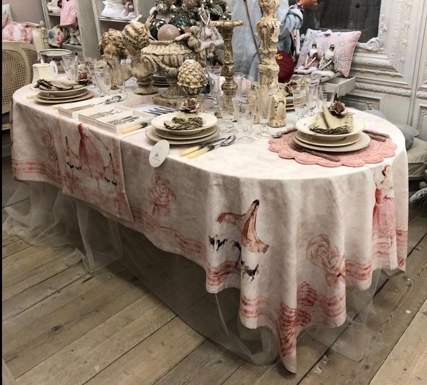 tovaglia tavola con posateria classica
