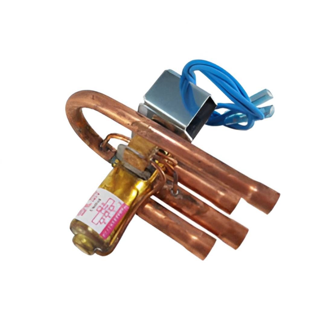 Válvula de inversión de HVAC con tubos de cobre y conexiones eléctricas.