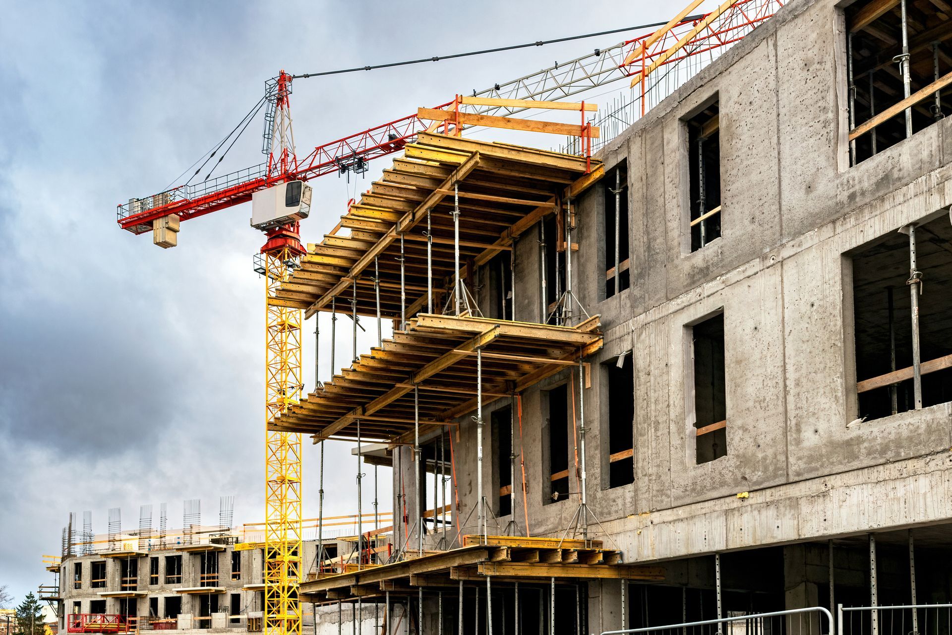 A row of houses are sitting on the corner of a street.