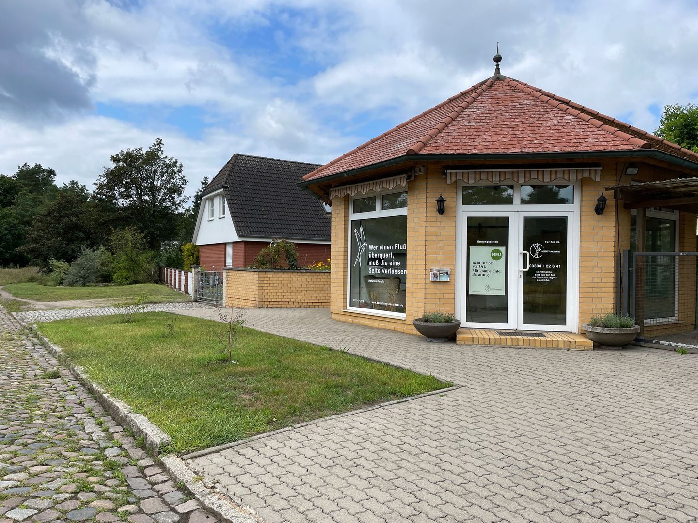 Seitenansicht des Bestattungshauses Dufrains in Eberswalde