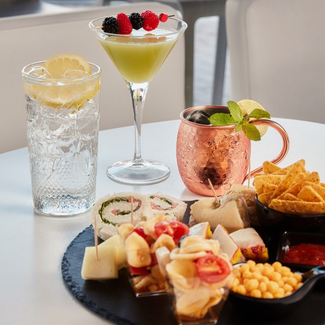 Un tavolo con una varietà di cibi e bevande su di esso