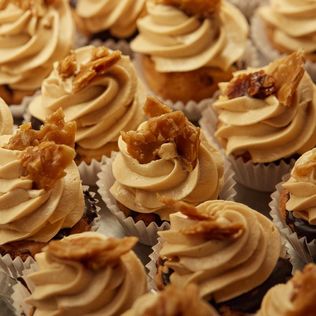 Un mucchio di cupcakes con glassa marrone sopra