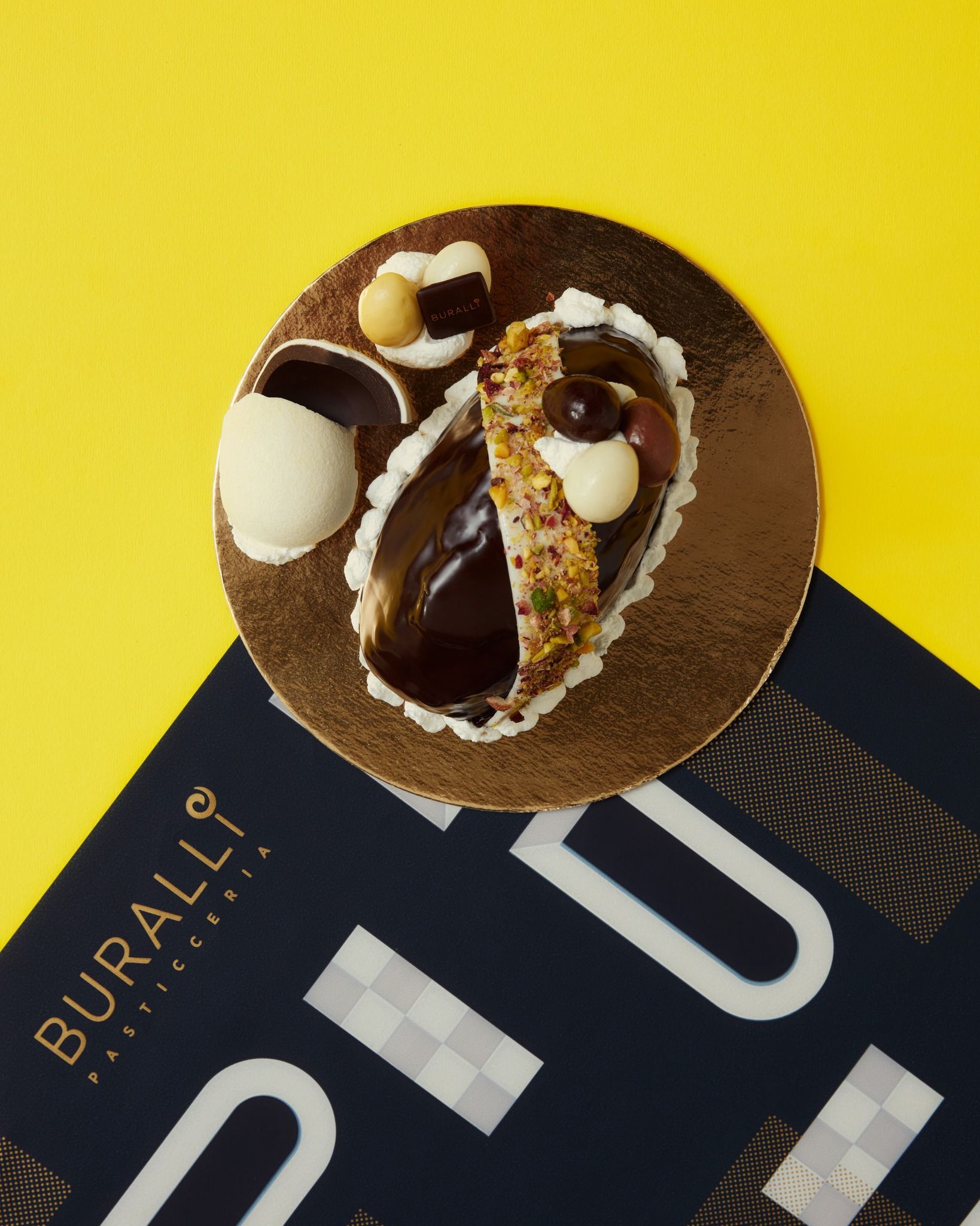 Un dessert al cioccolato è appoggiato sopra una pubblicità di Buralli