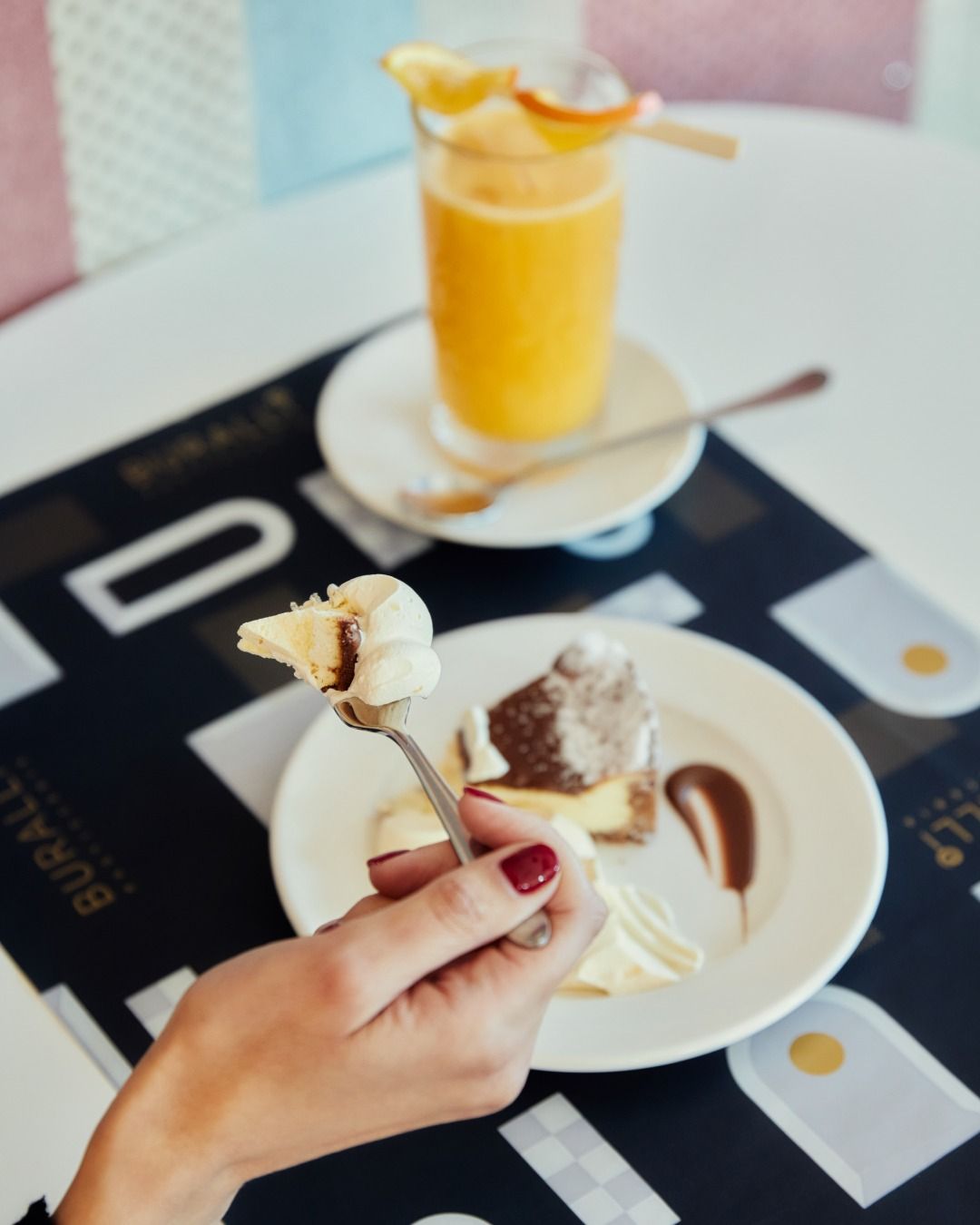 Una persona tiene una forchetta sopra un piatto di cibo