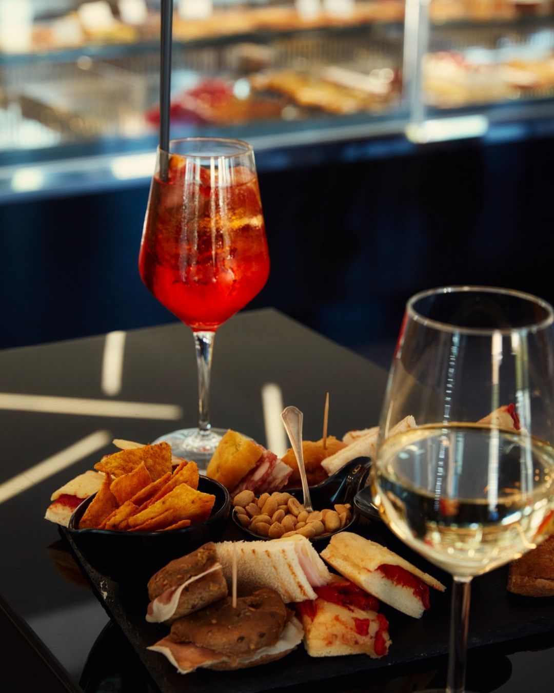 Un piatto di cibo e un bicchiere di vino su un tavolo