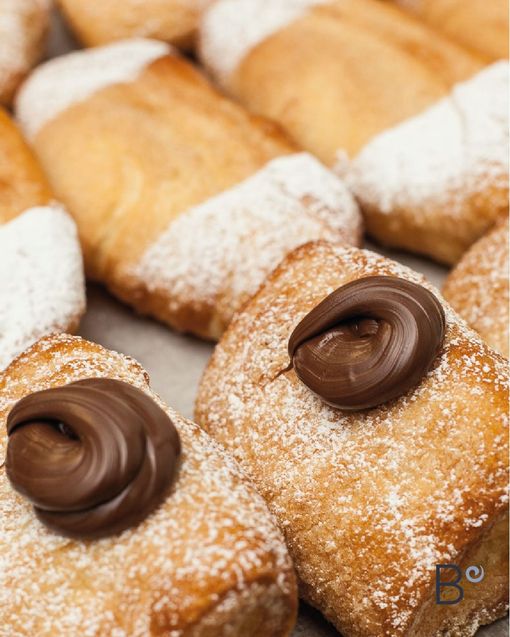Un mucchio di ciambelle con glassa al cioccolato sopra
