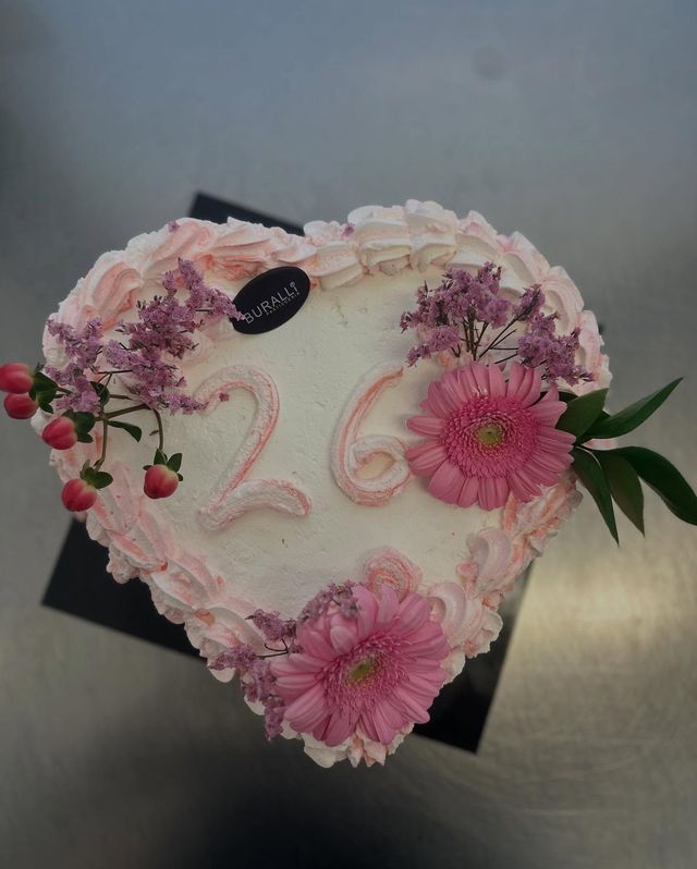 Una torta a forma di cuore con il numero 26 sopra