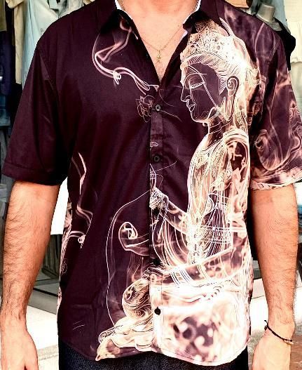 Un hombre que lleva una camisa morada con la imagen de una mujer.