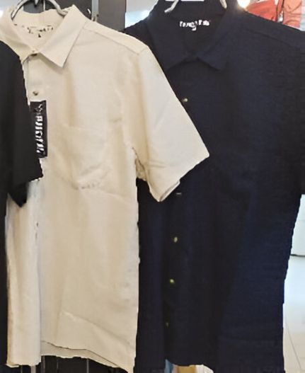 Una camisa blanca y negra con una etiqueta que dice Pacífico.