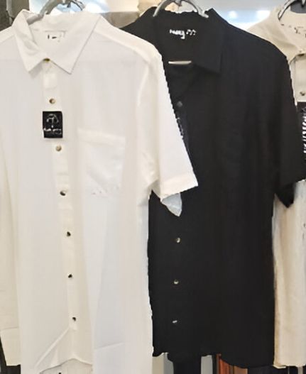 Una camisa blanca y negra con una etiqueta que dice Pacífico.