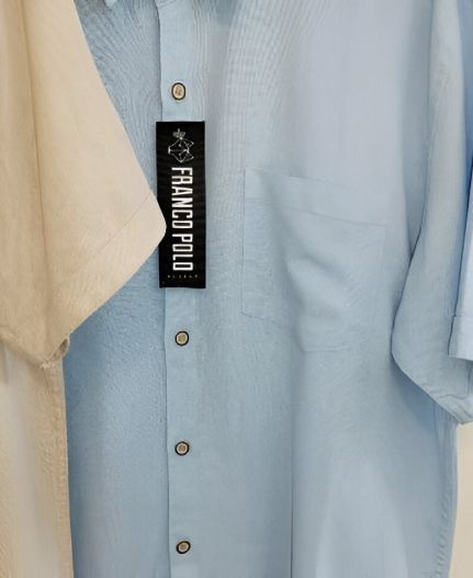 Una camisa azul claro con una etiqueta que dice franco polo