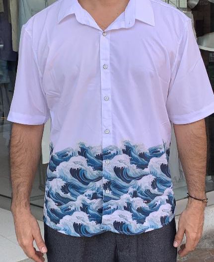 Un hombre que lleva una camisa blanca con ondas azules.