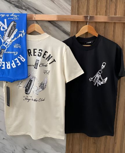 Una camiseta en blanco y negro con la imagen de un hombre con casco.