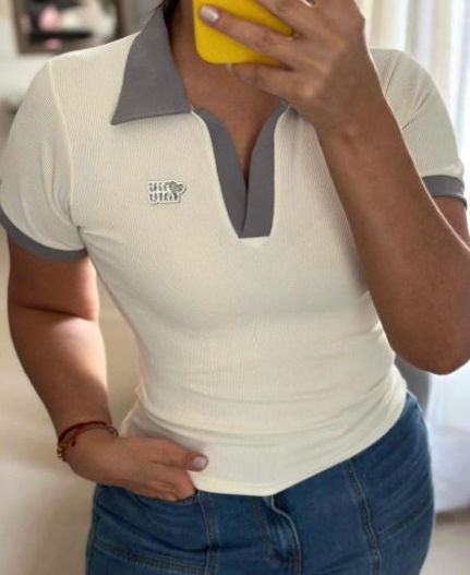 Una mujer se toma una foto con un polo.