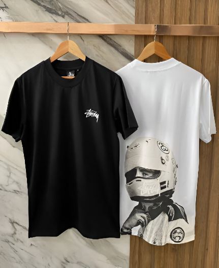 Una camiseta en blanco y negro con la imagen de un hombre con casco.