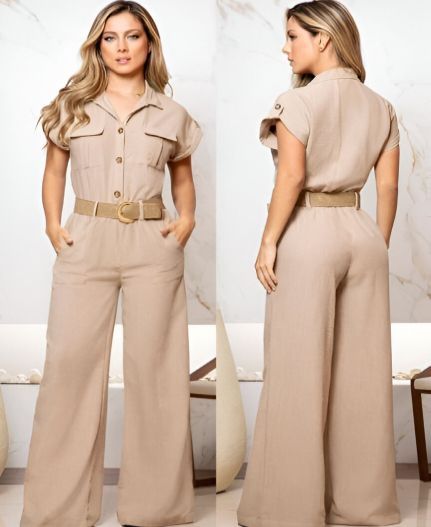 Una mujer lleva un mono beige con pantalones anchos.