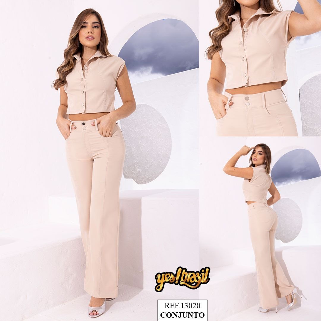 Mujer con traje de mezclilla beige con top corto con cuello y pantalones de cintura alta.